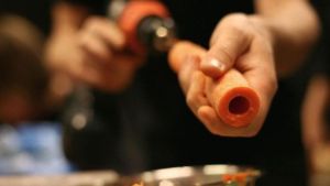 اليكم أغرب أوركسترا في العالم.. بآلات مصنوعة من الخضروات!