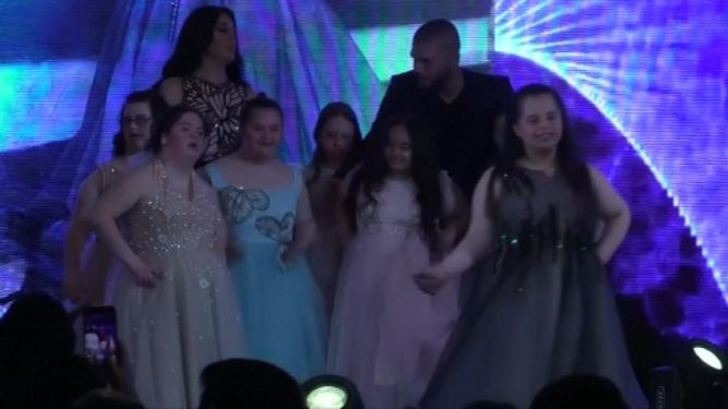 أطفال مصابون بمتلازمة داون يبهرون الجمهور في عرض ازياء بسوريا