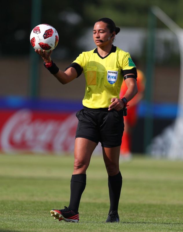 لأول مرة منذ 14 عاماً.. سيدة تقود الجهاز التحكيمي في الدوري البرازيلي (صور)