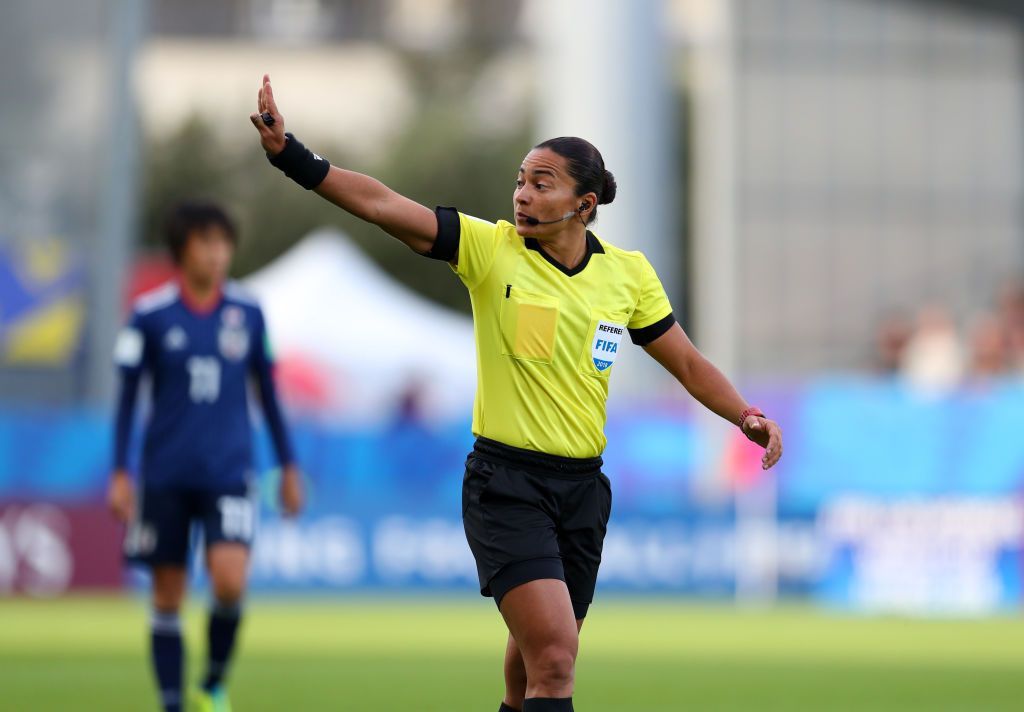 لأول مرة منذ 14 عاماً.. سيدة تقود الجهاز التحكيمي في الدوري البرازيلي (صور)