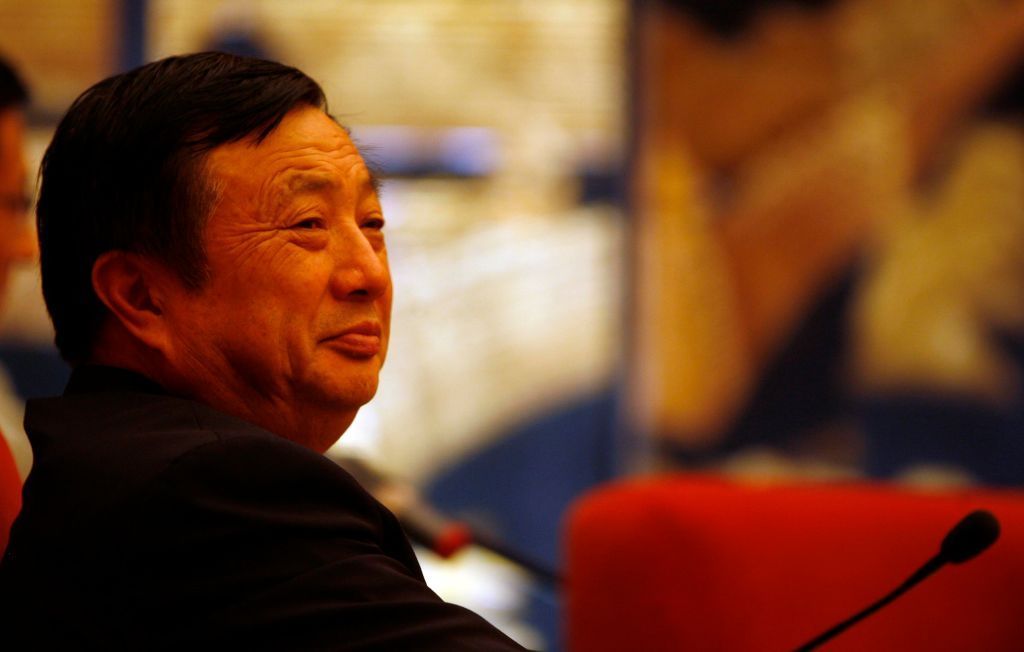 مؤسس ”هواوي“ يعترف بالخسائر بعد القيود الأمريكية.. وماذا عن الرد الصيني؟