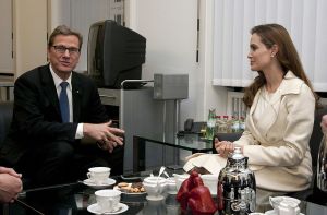 أبرز 7 مشاهير ينشطون لدعم القضايا الإنسانية (صور)