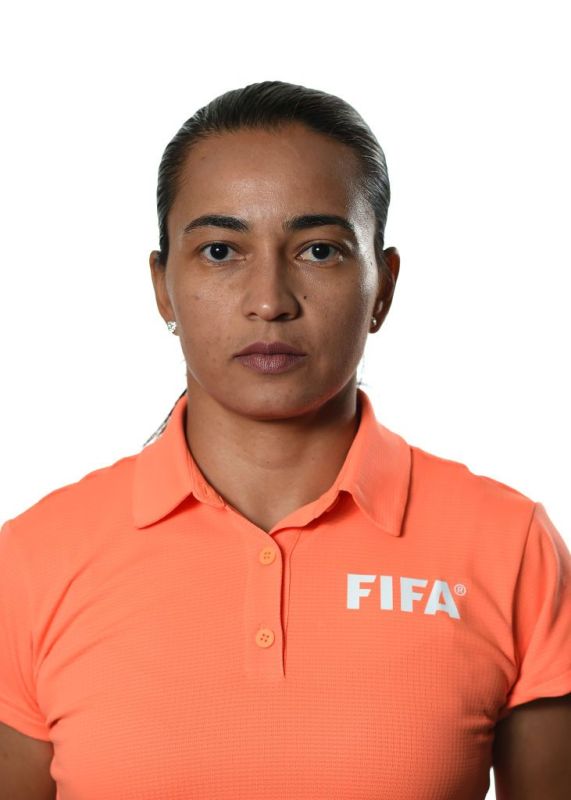 لأول مرة منذ 14 عاماً.. سيدة تقود الجهاز التحكيمي في الدوري البرازيلي (صور)