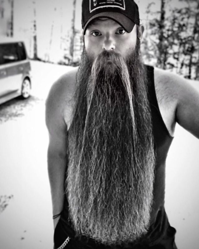 رجلٌ أطلق لحيته منذ 5 سنوات ولم يحلقها.. كم يبلغ طولها حالياً؟ (صور)