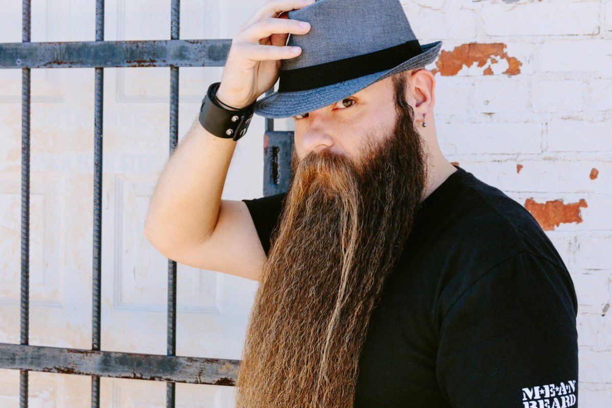 رجلٌ أطلق لحيته منذ 5 سنوات ولم يحلقها.. كم يبلغ طولها حالياً؟ (صور)