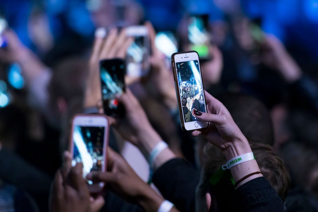 6 ميزات في آيفون وساعة آبل الذكية يفضلها المغامرون (صور) 4 CARDIFF, UNITED KINGDOM - MAY 02: Spectators hold up mobile phones at an event on May 2, 2018 in Cardiff, United Kingdom. (Photo by Matthew Horwood/Getty Images)