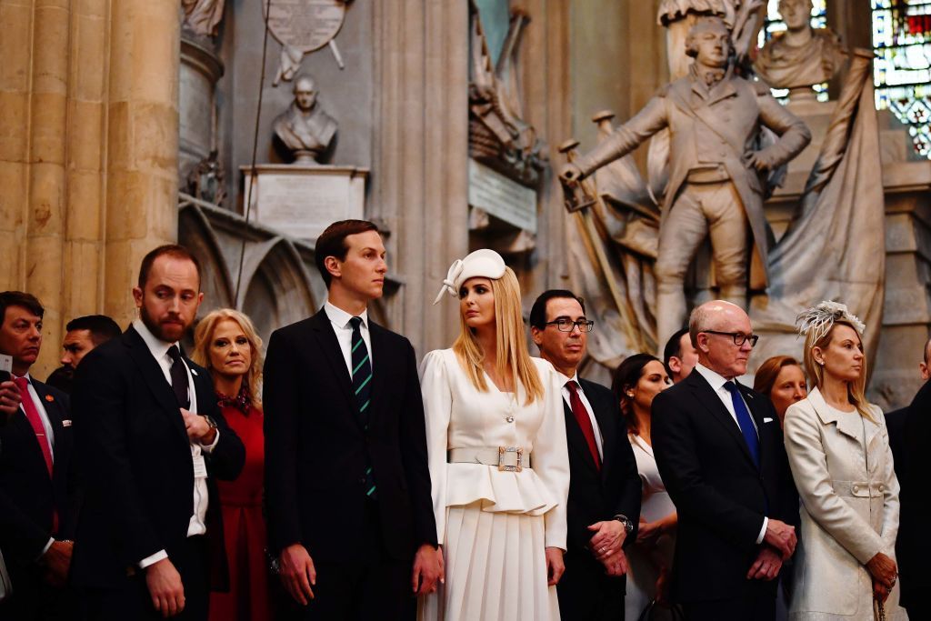 إيفانكا ترامب تخطف الأضواء بأناقة قبعتها خلال زيارة بريطانيا (صور)