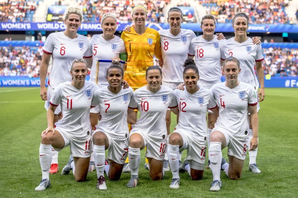 LE HAVRE, FRANCE - JUNE 27: TOP Millie Bright of England Women, Steph Houghton of England Women, Karen Bardsley of England Women, Jill Scott of England Women, Ellen White of England Women, Lucy Bronze of England Women BELOW Tony Duggan of England Women, Nikita Parris of England Women, Fran Kirby of England Women, Demi Stokes of England Women, Keira Walsh of England Women during the World Cup Women match between Norway v England at the Stade Oceane on June 27, 2019 in Le Havre France (Photo by Geert van Erven/Soccrates/Getty Images)