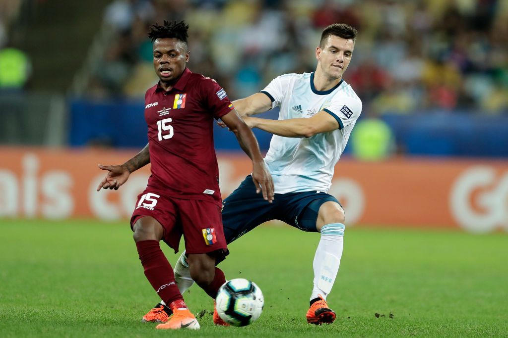 الأرجنتين تفوز على فنزويلا.. وتواجه البرازيل في الدور نصف النهائي (صور +فيديو) 4 RIO DE JANEIRO, BRAZIL - JUNE 28: Jhon Murillo (L) of Venezuela fights for the ball with Giovani Lo Celso (R) of Argentina during the Copa America Brazil 2019 quarterfinal match between Argentina and Venezuela at Maracana Stadium on June 28, 2019 in Rio de Janeiro, Brazil. (Photo by Gustavo Ortiz/Jam Media/Getty Images)