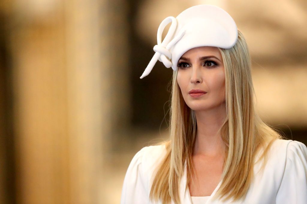 إيفانكا ترامب تخطف الأضواء بأناقة قبعتها خلال زيارة بريطانيا (صور)