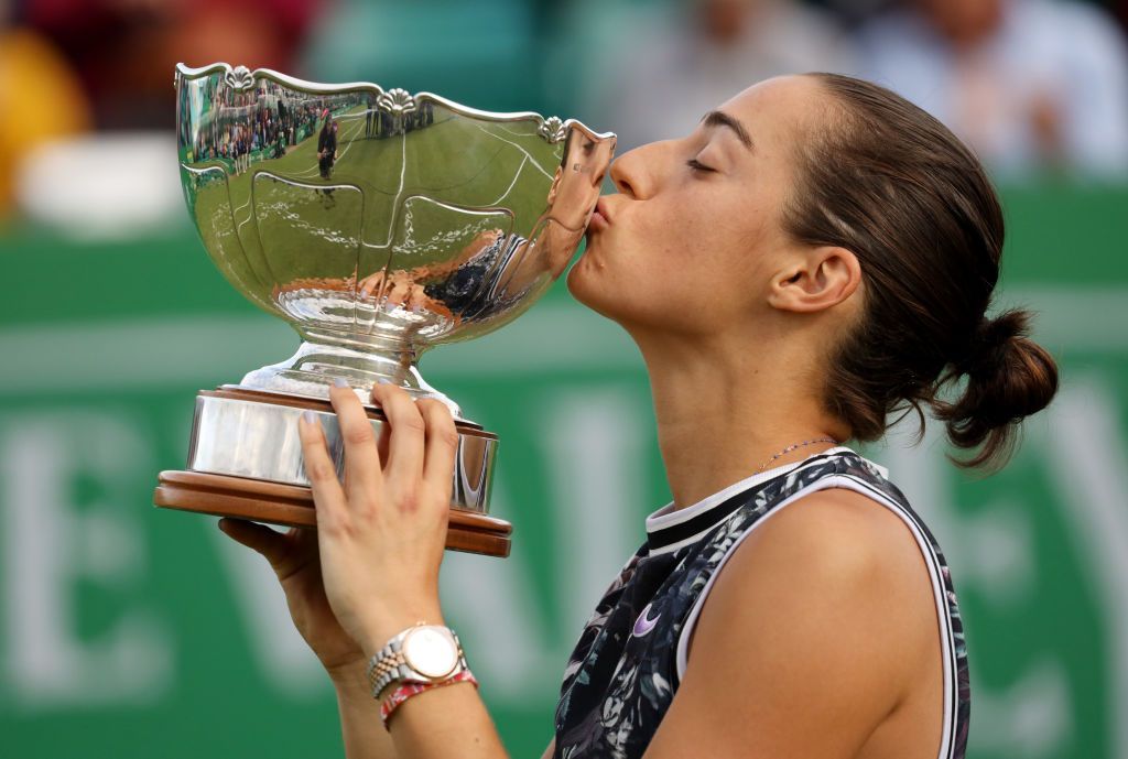 بعد تأخرها.. فوز ”جارسيا“ بلقب نوتنجهام للتنس (صور) 4 NOTTINGHAM, ENGLAND - JUNE 16: Caroline Garcia of France celebrates with the trophy after winning the Womens Singles Final during day 7 of the Nature Valley Open at Nottingham Tennis Centre on June 16, 2019 in Nottingham, United Kingdom. (Photo by Paul Harding/Getty Images for LTA)