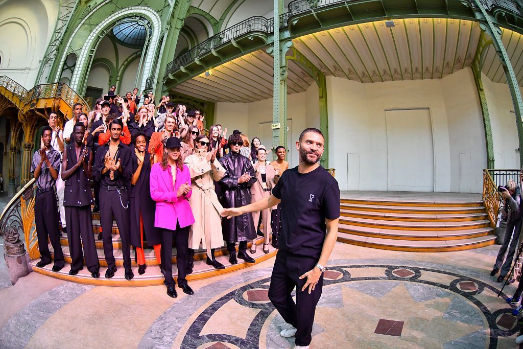 مجموعة دار AMI لربيع وصيف 2020 (فيديو +صور) 2 PARIS, FRANCE - JUNE 18: Fashion designer Alexandre Mattiussi walks the runway during the Ami Alexandre Mattiussi Menswear Spring Summer 2020 show as part of Paris Fashion Week on June 18, 2019 in Paris, France. (Photo by Victor VIRGILE/Gamma-Rapho via Getty Images)