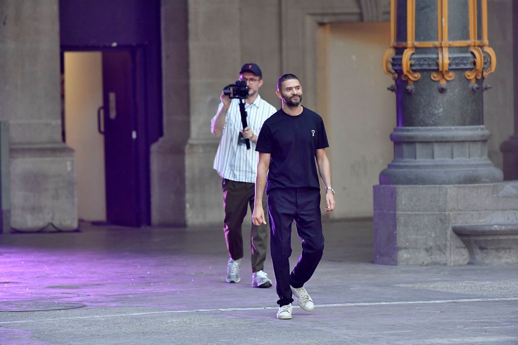 مجموعة دار AMI لربيع وصيف 2020 (فيديو +صور) 3 PARIS, FRANCE - JUNE 18: Fashion designer Alexandre Mattiussi walks the runway during the Ami Alexandre Mattiussi Menswear Spring Summer 2020 show as part of Paris Fashion Week on June 18, 2019 in Paris, France. (Photo by Victor VIRGILE/Gamma-Rapho via Getty Images)