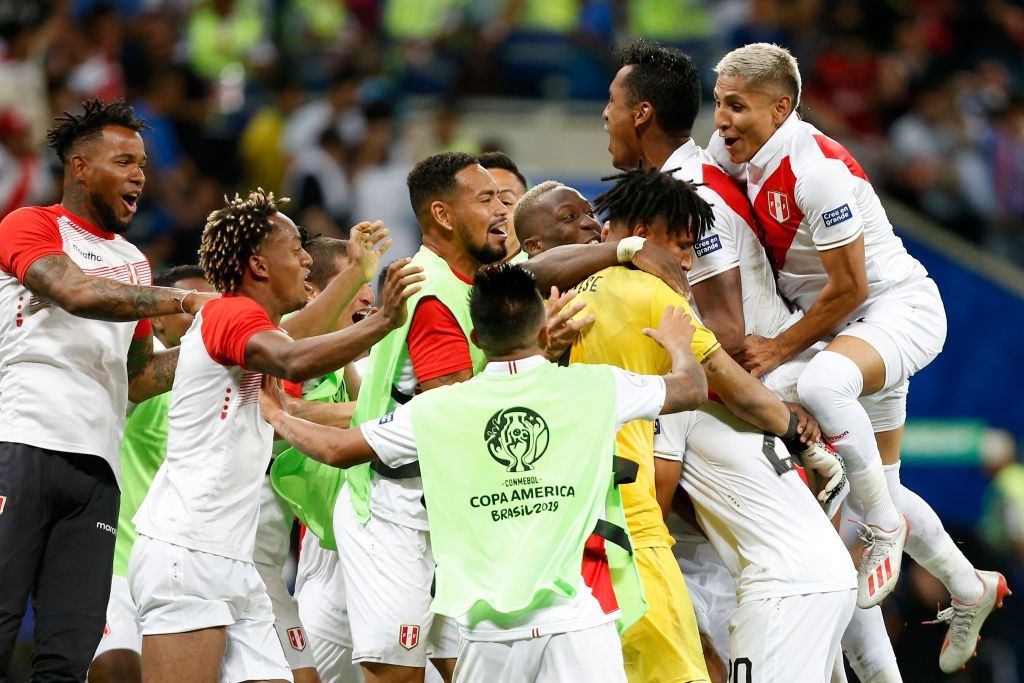 SALVADOR, BRAZIL - JUNE 29: Edison Flores of Peru celebrates with teammates after scoring the winning penalty during a penalty shootout after the Copa America Brazil 2019 quarterfinal match between Uruguay and Peru at Arena Fonte Nova on June 29, 2019 in Salvador, Brazil. (Photo by Wagner Meier/Getty Images)