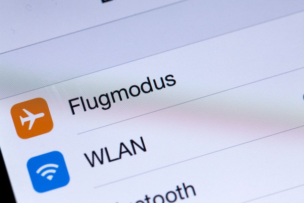 6 ميزات في آيفون وساعة آبل الذكية يفضلها المغامرون (صور) 1 (Eingeschränkte Rechte für bestimmte redaktionelle Kunden in Deutschland. Limited rights for specific editorial clients in Germany.) Flugmodus und WLAN auf iPhone (Photo by Bildquelleullstein bild via Getty Images)