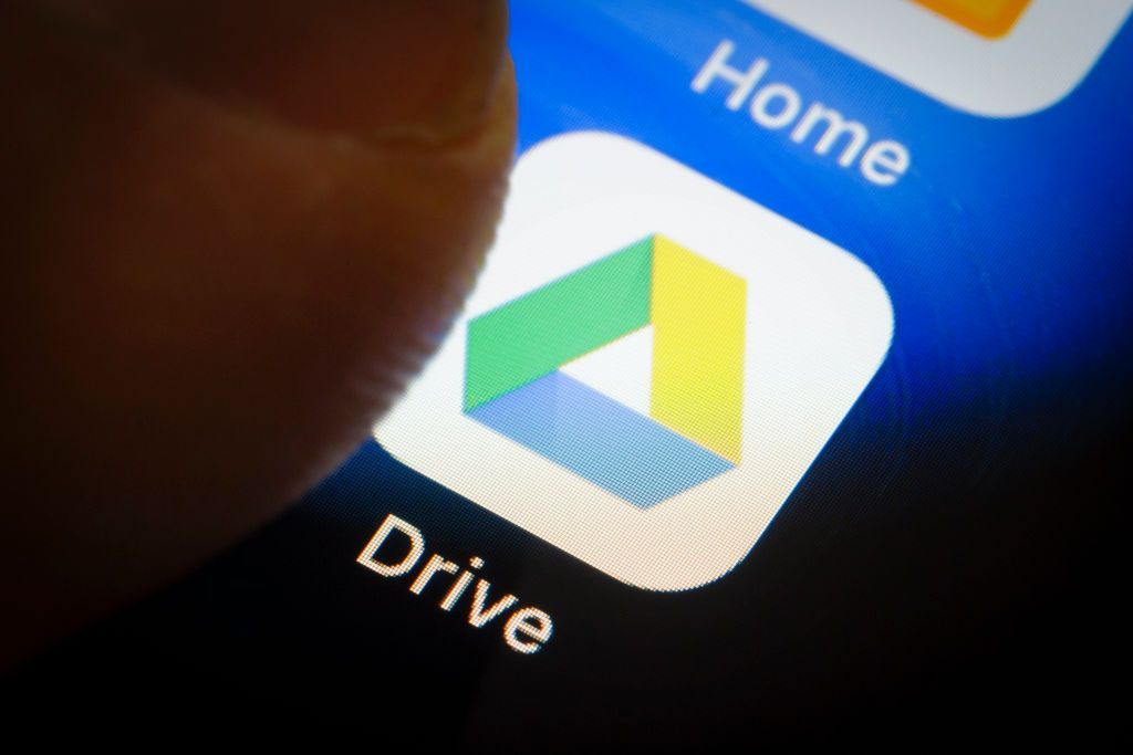 خيارات عديدة لتأمين بياناتك وحساباتك على ”غوغل“ بعد الوفاة.. إليك الخطوات 1 Berlin, Germany - February 19: In this photo illustration the app of Google Drive is displayed on a smartphone on February 19, 2018 in Berlin, Germany. (Photo Illustration by Thomas Trutschel/Photothek via Getty Images)