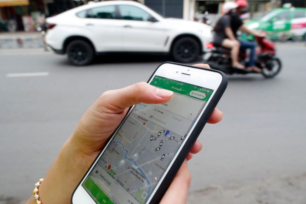 لتكون سائقاً بارعاً.. عليك معرفة هذه الحيل الـ 8 (صور) 6 Woman using the Grab app on an Apple iPhone 6 Ho Chi Minh City Vietnam. (Photo by: BSIP/Universal Images Group via Getty Images)