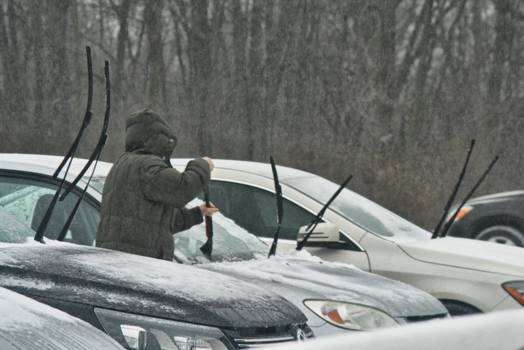 لتكون سائقاً بارعاً.. عليك معرفة هذه الحيل الـ 8 (صور) 5 Man scrapes ice from his windshield as snow, freezing rain and ice pellets hit the Greater Toronto Area just in time to make it a messy morning commute in Toronto, Ontario, Canada, on February 6, 2019. (Photo by Creative Touch Imaging Ltd./NurPhoto via Getty Images)