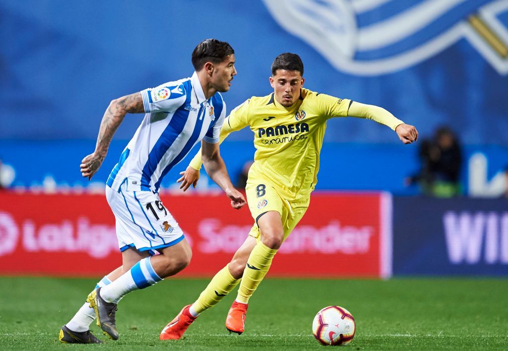 SAN SEBASTIAN, SPAIN - APRIL 25: Theo Hernandez of Real Sociedad duels for the ball with Pablo Fornals of Villarreal CF during the La Liga match between Real Sociedad and Villarreal CF at Estadio Anoeta on April 25, 2019 in San Sebastian, Spain. (Photo by Juan Manuel Serrano Arce/Getty Images)