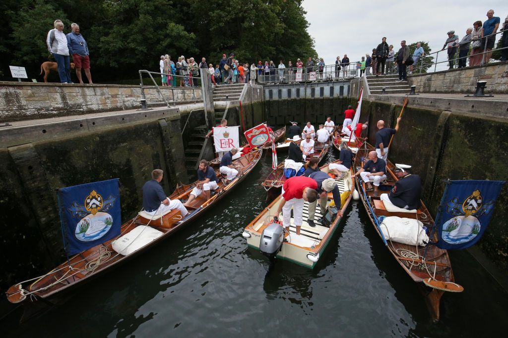 The Queen's Swan Uppers at Shepperton Lock, Surrey as the ancient tradition of counting swans along the River Thames begins. (Photo by Jonathan Brady/PA Images via Getty Images)