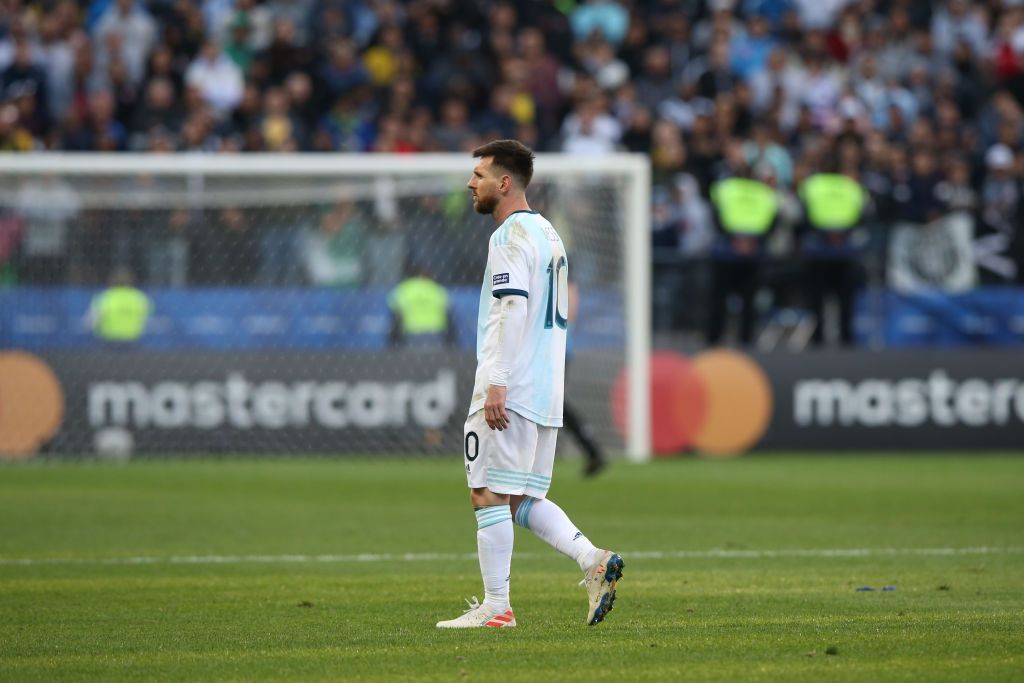 المفاوضات بين برشلونة وميسي بدأت.. فهل يُجدد عقده؟ (صور) 2 SAO PAULO, BRAZIL - JULY 06: Lionel Messi of Argentina leaves the pitch after being sent off during the Copa America Brazil 2019 Third Place match between Argentina and Chile at Arena Corinthians on July 06, 2019 in Sao Paulo, Brazil. (Photo by Alexandre Schneider/Getty Images)