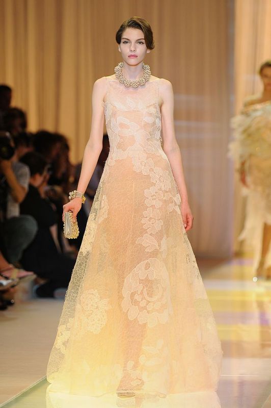 إليكم 7 أنواع من الحقائب الرائعة والعصرية (صور) 5 PARIS, FRANCE - JULY 02: A model walks the runway during Giorgio Armani Prive show as part of Paris Fashion Week Haute-Couture Fall/Winter 2013-2014 at Theatre National de Chaillot on July 2, 2013 in Paris, France. (Photo by Dominique Charriau/WireImage)