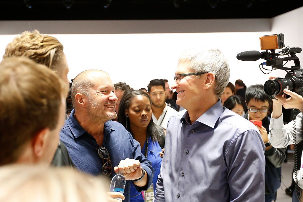 رحيل أحد مصمميها البارزين يثير الجدل.. ماذا كشف رئيس ”آبل“؟ 1 SAN FRANCISCO, CA - SEPTEMBER 9: Apple Chief Design Officer Jony Ive (L) smiles with CEO Tim Cook in the demo area after a special event at Bill Graham Civic Auditorium on September 9, 2015 in San Francisco, California. Apple Inc. unveiled the latest iterations of its smart phone, the 6S and 6S Plus, an update to its Apple TV set-top box as well as announcing the new iPad Pro. (Photo by Stephen Lam/ Getty Images)