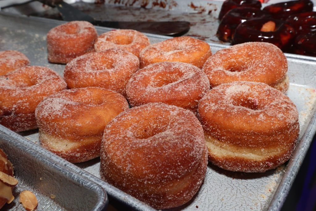 8 أطعمة غير متوقعة يمكن تحضيرها على الغريل.. الطعم لذيذ (صور) 7 NEW YORK, NY - OCTOBER 15: Dough doughnuts on display at the Food Network & Cooking Channel New York City Wine & Food Festival Presented By Coca-Cola - Coca-Cola Backyard BBQ presented by National Beef hosted by Andrew Zimmern and Pat LaFrieda at Pier 92 Rooftop on October 15, 2017 in New York City. (Photo by Cindy Ord/Getty Images for NYCWFF)