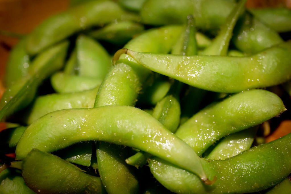 8 أطعمة غير متوقعة يمكن تحضيرها على الغريل.. الطعم لذيذ (صور) 6 (GERMANY OUT) Edamame, steamed salted soy beans at the Japanese restaurant Tajima on Convoy Street, San Diego's Asian Restaurant Row. (Photo by Dünzl/ullstein bild via Getty Images)