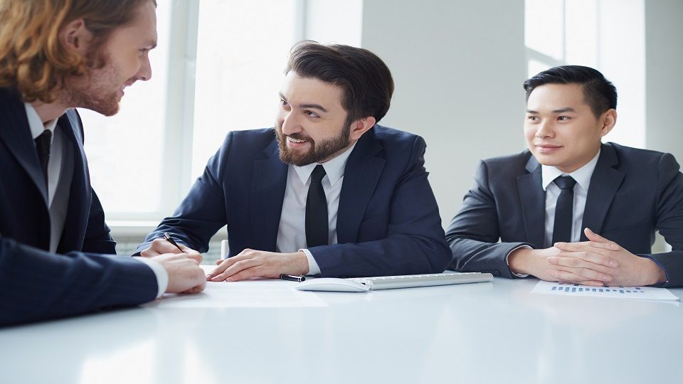 8 نصائح تساعدك في طلب زيادة الراتب (صور) 8 Three managers discussing business plans in office