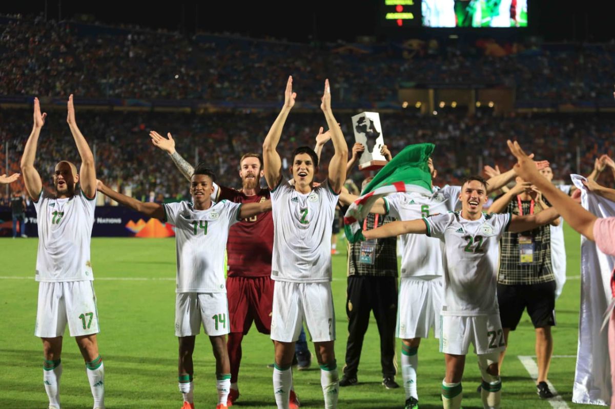 صور تبرزُ الكثير.. لحظات مؤثرة لاحتفال لاعبي الجزائر بفوزهم بكأس ”أمم أفريقيا“