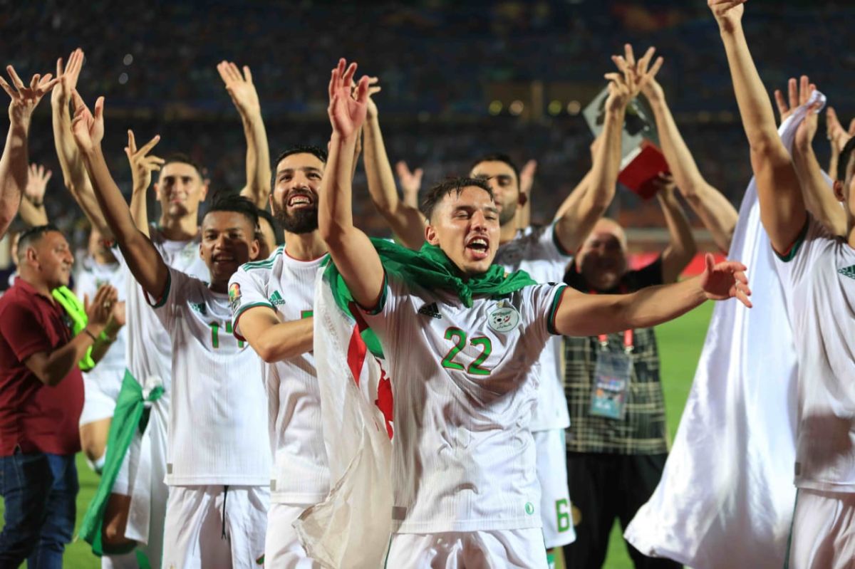 صور تبرزُ الكثير.. لحظات مؤثرة لاحتفال لاعبي الجزائر بفوزهم بكأس ”أمم أفريقيا“