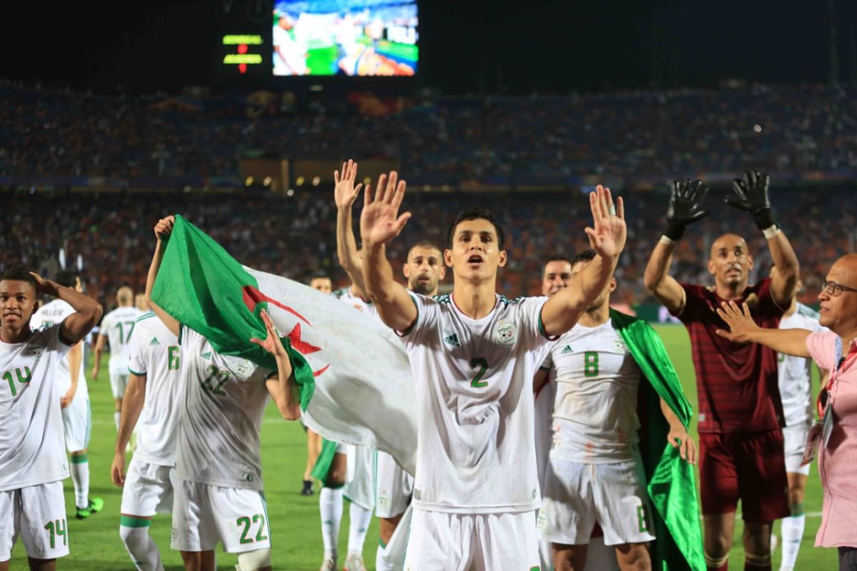 صور تبرزُ الكثير.. لحظات مؤثرة لاحتفال لاعبي الجزائر بفوزهم بكأس ”أمم أفريقيا“