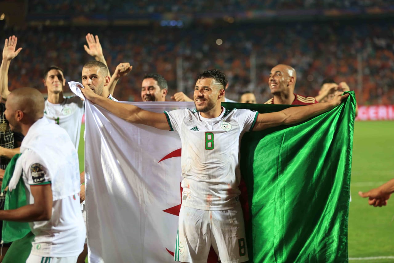 صور تبرزُ الكثير.. لحظات مؤثرة لاحتفال لاعبي الجزائر بفوزهم بكأس ”أمم أفريقيا“