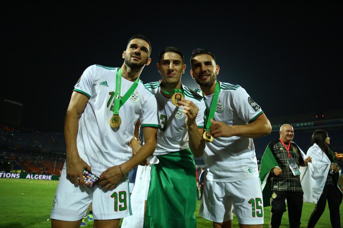 صور تبرزُ الكثير.. لحظات مؤثرة لاحتفال لاعبي الجزائر بفوزهم بكأس ”أمم أفريقيا“