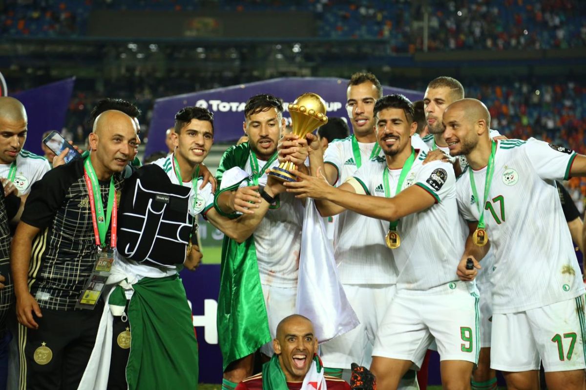 صور تبرزُ الكثير.. لحظات مؤثرة لاحتفال لاعبي الجزائر بفوزهم بكأس ”أمم أفريقيا“