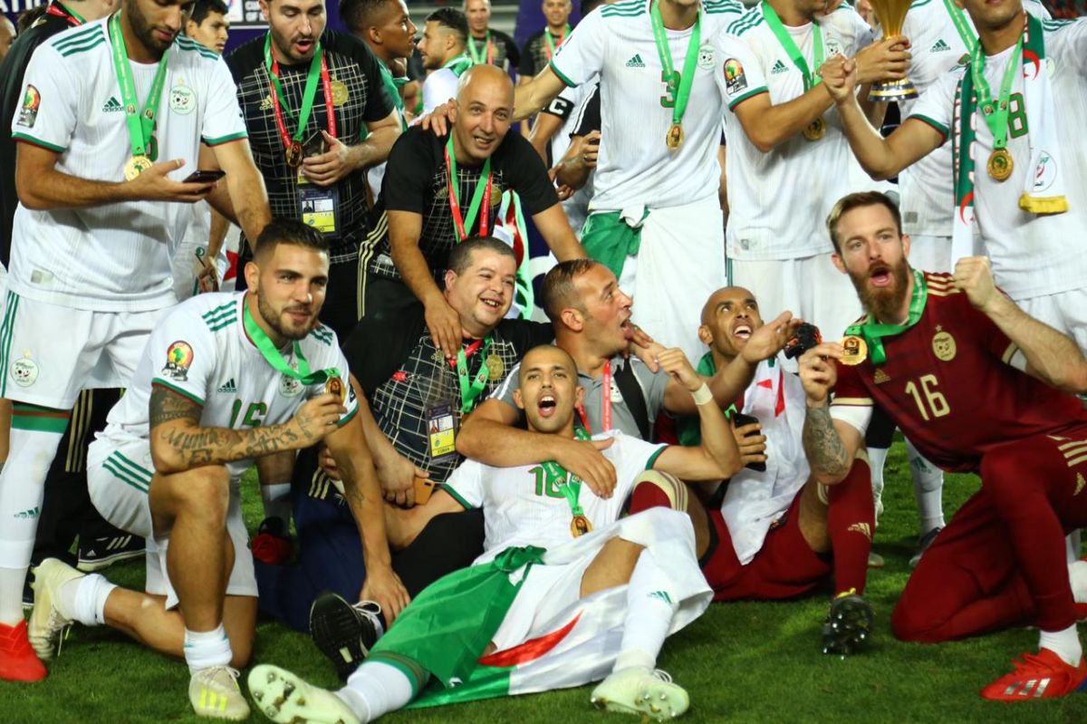 صور تبرزُ الكثير.. لحظات مؤثرة لاحتفال لاعبي الجزائر بفوزهم بكأس ”أمم أفريقيا“