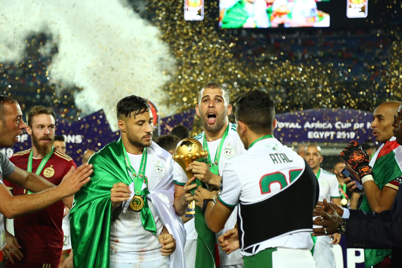 صور تبرزُ الكثير.. لحظات مؤثرة لاحتفال لاعبي الجزائر بفوزهم بكأس ”أمم أفريقيا“