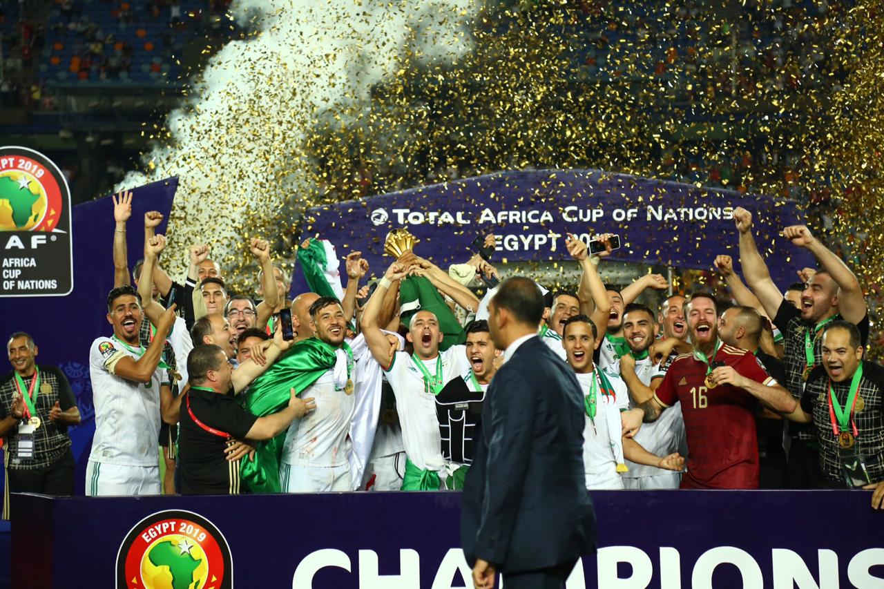 صور تبرزُ الكثير.. لحظات مؤثرة لاحتفال لاعبي الجزائر بفوزهم بكأس ”أمم أفريقيا“