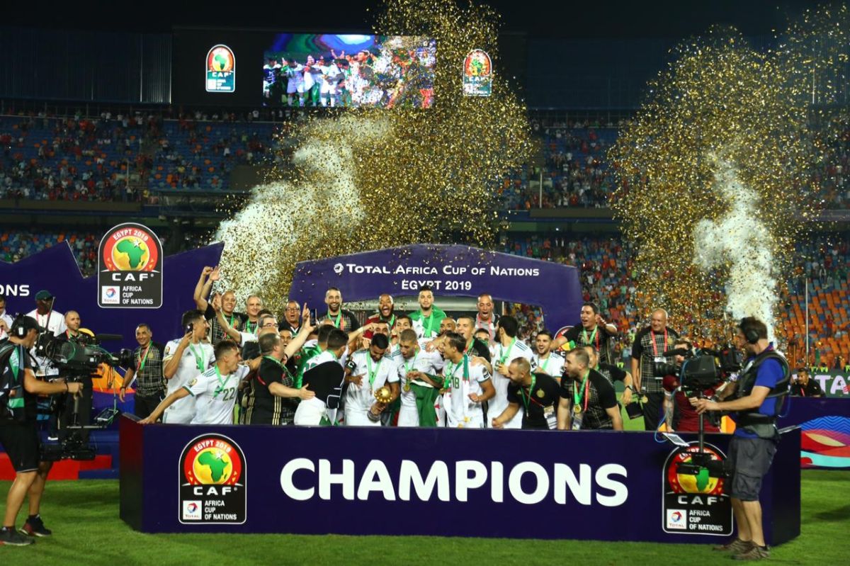 صور تبرزُ الكثير.. لحظات مؤثرة لاحتفال لاعبي الجزائر بفوزهم بكأس ”أمم أفريقيا“