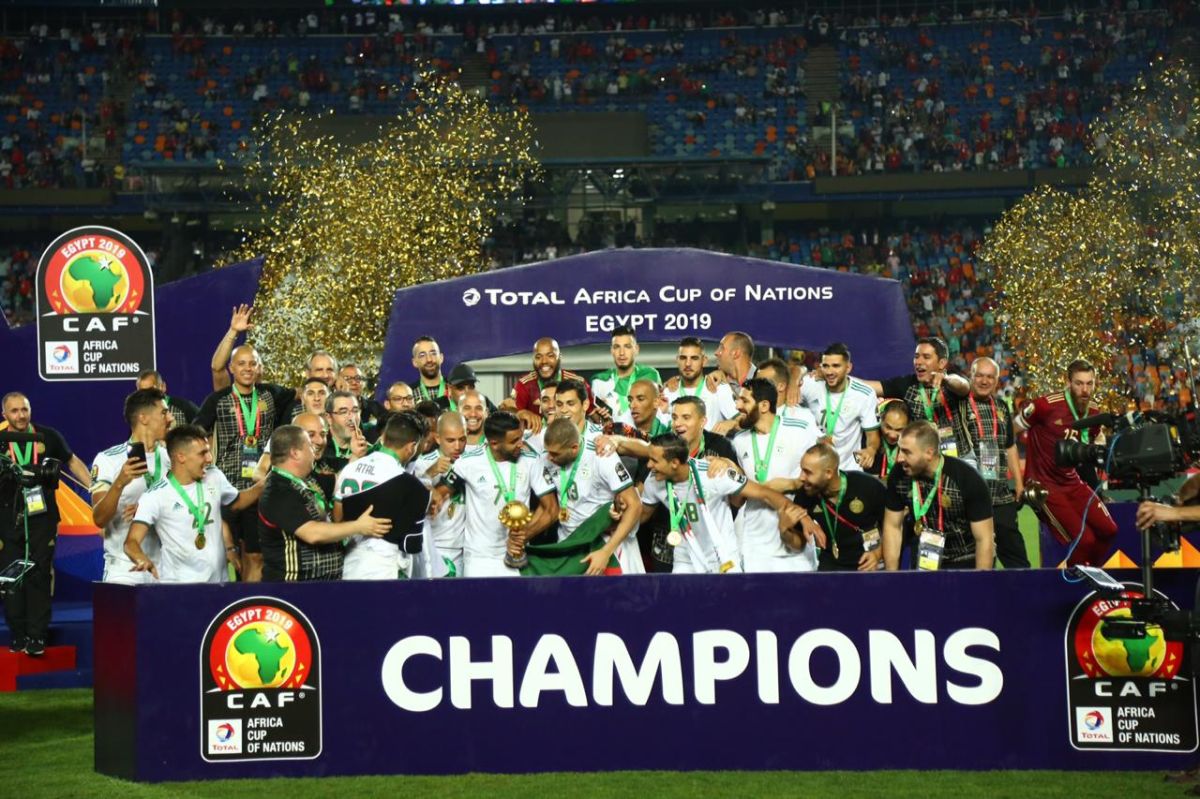 صور تبرزُ الكثير.. لحظات مؤثرة لاحتفال لاعبي الجزائر بفوزهم بكأس ”أمم أفريقيا“