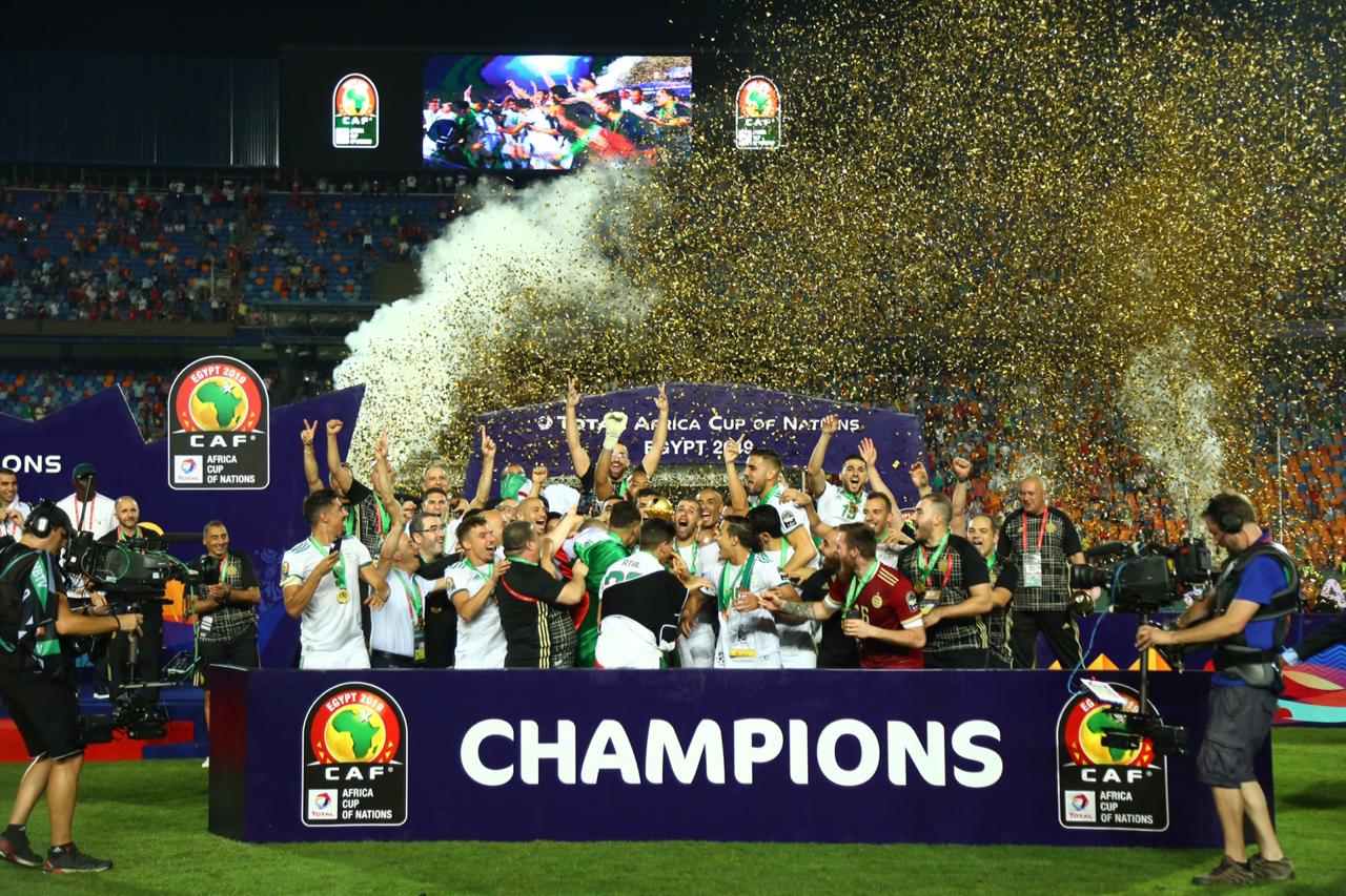 صور تبرزُ الكثير.. لحظات مؤثرة لاحتفال لاعبي الجزائر بفوزهم بكأس ”أمم أفريقيا“