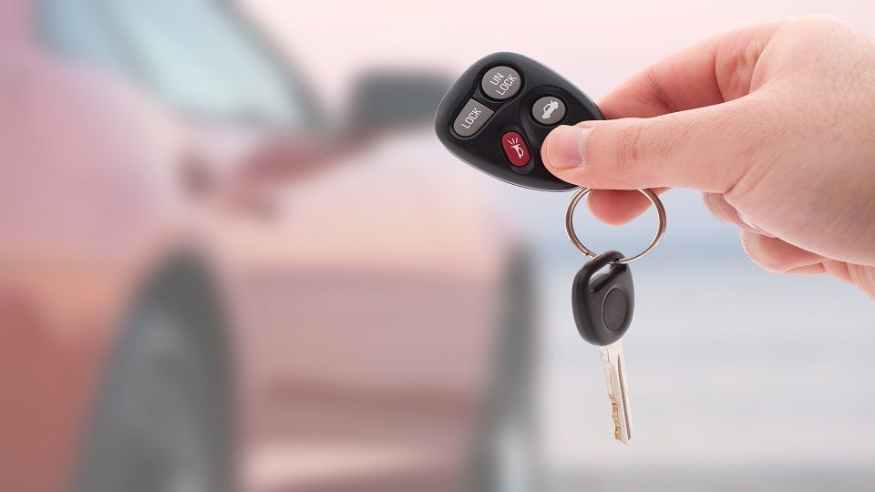 لتكون سائقاً بارعاً.. عليك معرفة هذه الحيل الـ 8 (صور) 7 A hand holding car keys and a remote control for keyless entry.