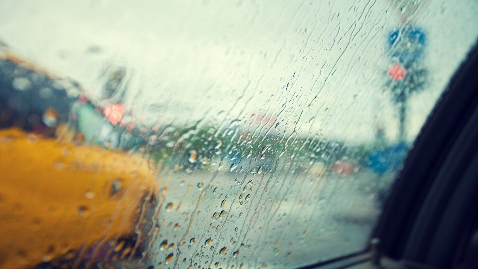 لتكون سائقاً بارعاً.. عليك معرفة هذه الحيل الـ 8 (صور) 3 Driving in rain. Focus on raindrops on the window