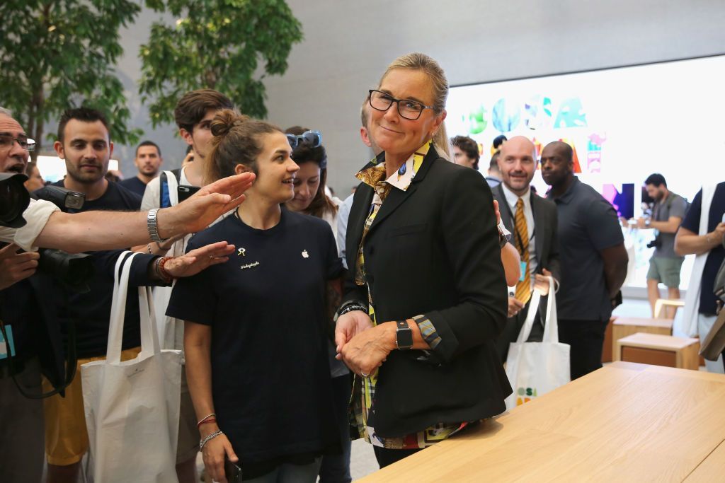 لكي تنجح في عملك.. هذه هي نصيحة المديرة التنفيذية الأعلى أجرًا فى أبل (صور) 1 MILAN, ITALY - JULY 26: Angela Ahrendts pose for a picture during the Apple store opening in Milan at Piazza Liberty on July 26, 2018 in Milan, Italy. (Photo by Vincenzo Lombardo/Getty Images)