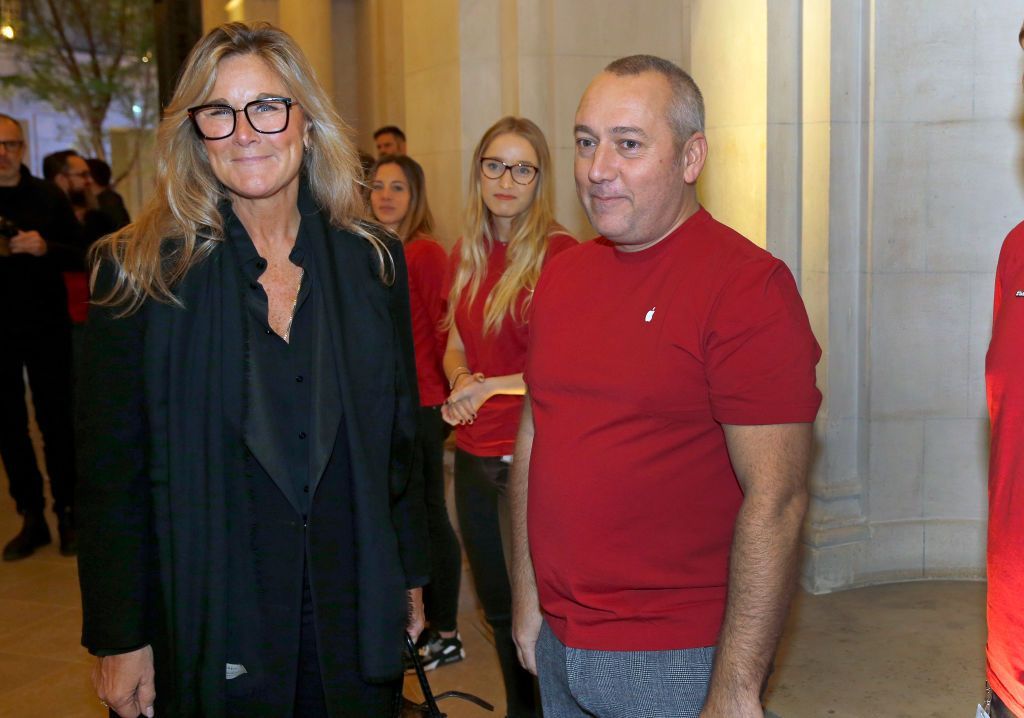 لكي تنجح في عملك.. هذه هي نصيحة المديرة التنفيذية الأعلى أجرًا فى أبل (صور) 3 PARIS, FRANCE - NOVEMBER 15: Senior vice president of retail at Apple Inc. Angela Ahrendts arrives to visit the new Apple Store Champs-Elysees on November 15, 2018 in Paris, France. Apple will open its largest French store on the Avenue des Champs-Elysees in Paris this Sunday, November 18, 2018. This new store located in the heart of the capital will become the most important place of the firm in France. (Photo by Chesnot/Getty Images)