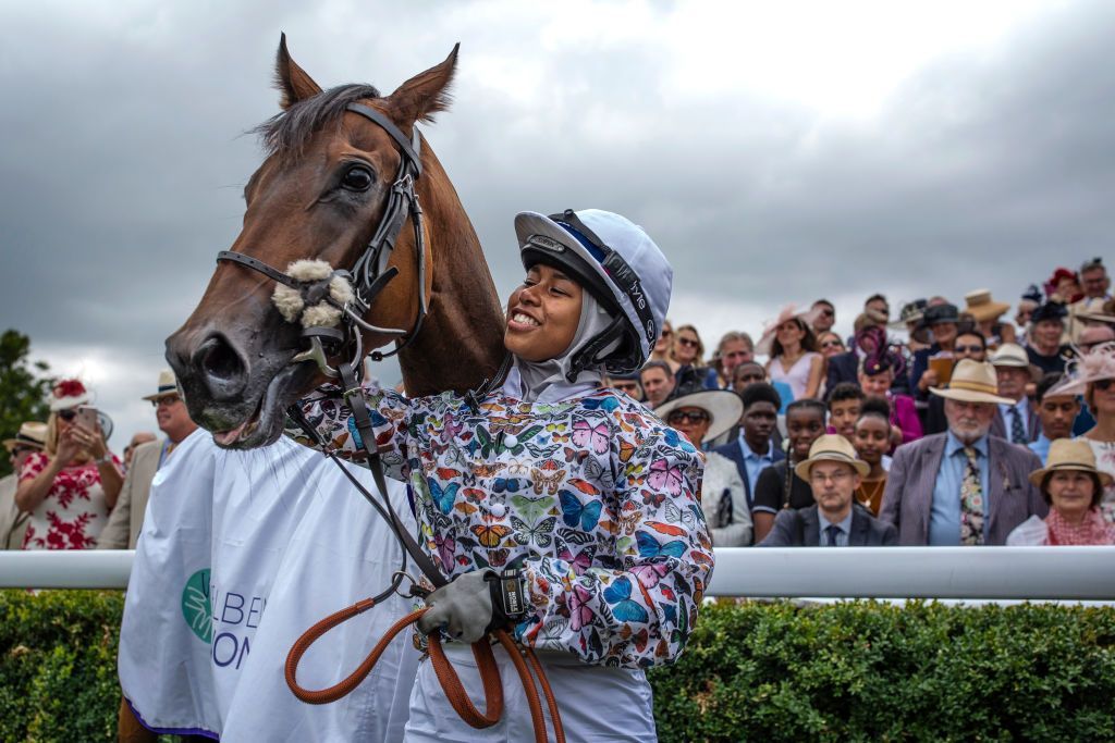 خديجة ملاح.. الفارسة التي تخطت جميع الحواجز في بريطانيا (صور) 1 CHICHESTER, ENGLAND - AUGUST 01: Khadijah Mellah, 18, from Peckham celebrates after winning with her horse 'Haverland' in the charity race, the Magnolia Cup on August 01, 2019 in Chichester, England. Khadijah learnt to ride at the charity 'Ebony Horse Club' in Brixton and only sat on a racehorse for the first time in April this year. (Photo by Dan Kitwood/Getty Images)
