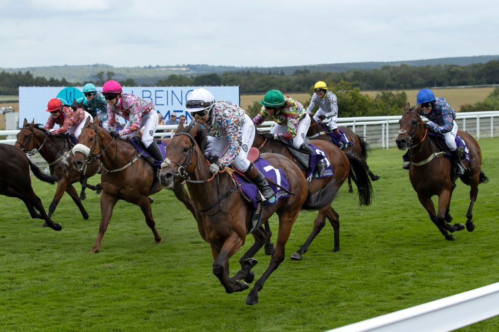 خديجة ملاح.. الفارسة التي تخطت جميع الحواجز في بريطانيا (صور) 2 CHICHESTER, ENGLAND - AUGUST 01: Khadijah Mellah, 18, (near right) races to win with her horse 'Haverland' in the Magnolia Cup on August 01, 2019 in Chichester, England. Khadijah learnt to ride at the charity 'Ebony Horse Club' in Brixton and only sat on a racehorse for the first time in April this year. (Photo by Dan Kitwood/Getty Images) (Photo by Dan Kitwood/Getty Images)