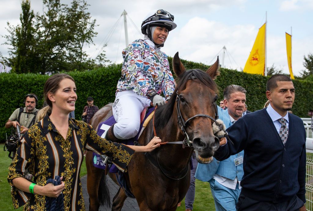 خديجة ملاح.. الفارسة التي تخطت جميع الحواجز في بريطانيا (صور) 4 CHICHESTER, ENGLAND - AUGUST 01: Khadijah Mellah, 18, from Peckham celebrates after winning with her horse 'Haverland' in the charity race, the Magnolia Cup on August 01, 2019 in Chichester, England. Khadijah learnt to ride at the charity 'Ebony Horse Club' in Brixton and only sat on a racehorse for the first time in April this year. (Photo by Dan Kitwood/Getty Images)