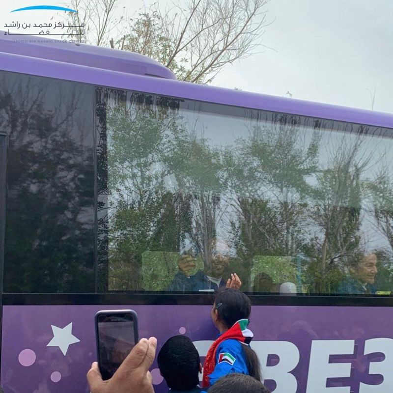 هزاع المنصوري يودع أبناءه قبل انطلاقه إلى الفضاء (فيديو)